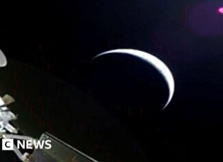 Артеміда II вибухає ближче до зворотного боку Місяця